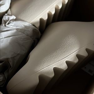 NEW yeezy bone slides US 5